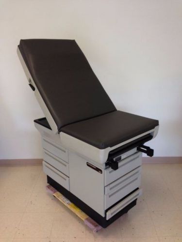 MIDMARK 404 Exam Table in Excellent Condition with New upholstery