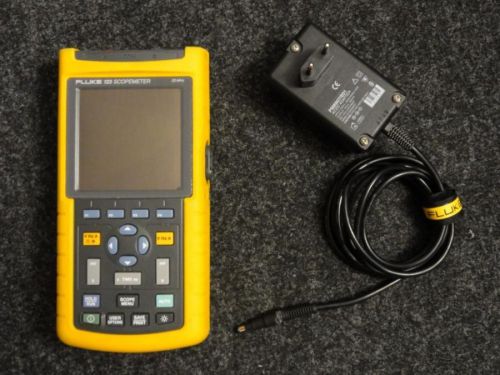 Digital oscilloscope multimeter scopemeter fluke 123 with 2 probes for sale