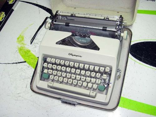 Olympia SM-9 Portable Manual Typewriter w/ Hard Case