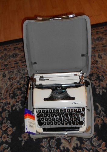 Olympia Vintage Typewriter AG Werke Wilmshaven Germany #1460323