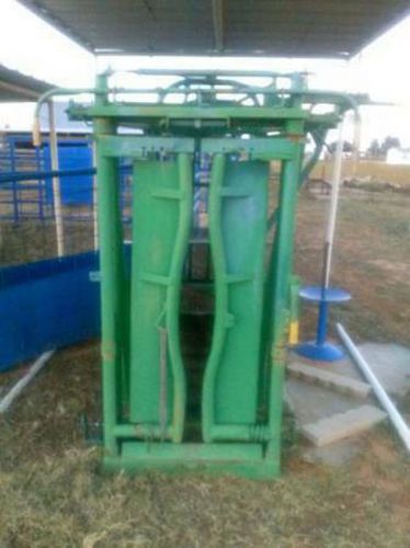 Powder River Squeeze Chute with Automatic Headgate and Carrier
