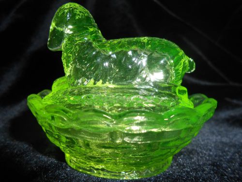 Green Vaseline glass Lamb Sheep salt cellar celt on nest basket uranium farm dip