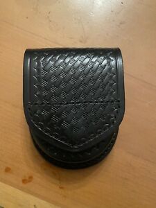 Aker Leather 500 Single handcuff case.  Hidden Snap Basketweave