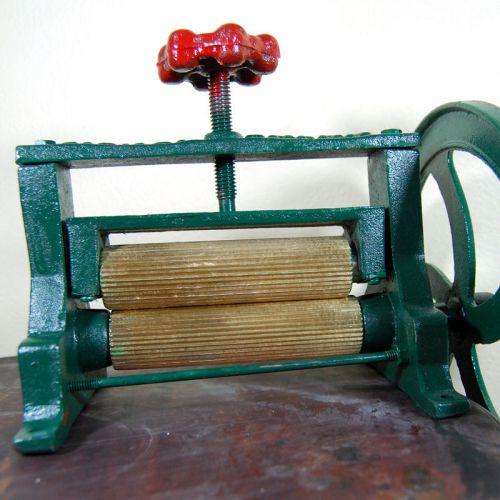 Sugar Cane Mill Juicer Cast Iron Hand Press Squid Brass Hand Crank Extractor VTG