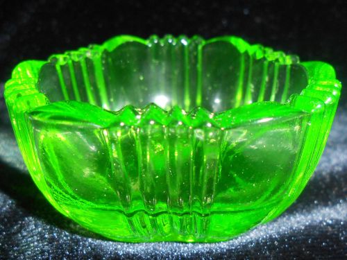 Green Vaseline glass salt dip / cellar celt clover sunray pattern master uranium