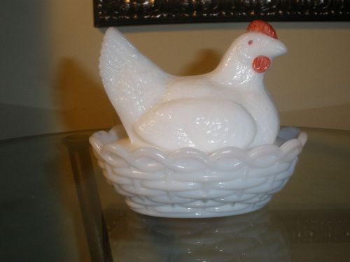 Vintage Westmoreland milk glass chicken/rooster/hen on nest lidded salt dip