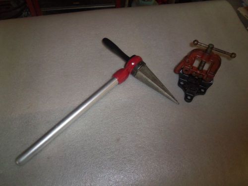 RIGID STRAIGHT REAMER AND 1 1/4&#039;&#039; VISE