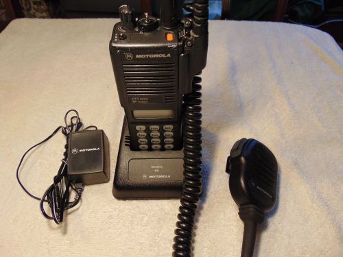 MOTOROLA MTS2000 w/ MIC, BATTERY CHARGER - H01UCH6PW1BN 800Mhz Flashport Radio 6