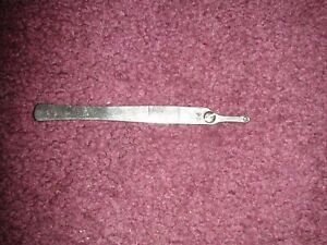 Scalpel handle with screw lock
