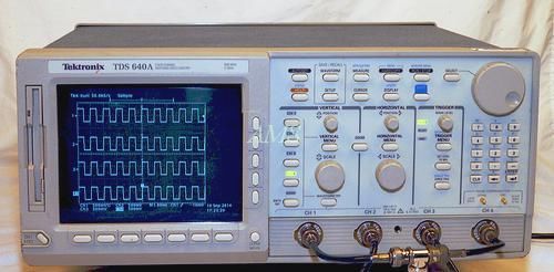 Tektronix TDS640A Oscilloscope Digital 500MHz, 2GSa/s, 4ch w/ Manual