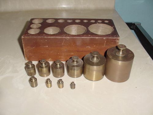 ANTIQUE/VINTAGE  PHARMACY SCALES  BRASS  &#034;GRAMS&#034;  WEIGHT SET W/ WOODEN HOLDER