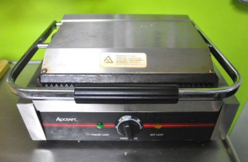 Adcraft Countertop Panini Grill with Grooved Plates SG-811E