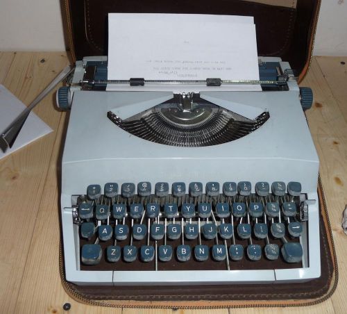 Vintage Imperial Messenger portable typewriter, great cond., works fine, case