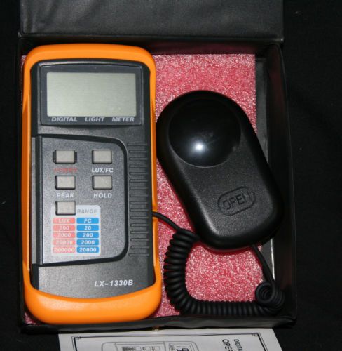 Digital Luxmeter Illuminance Lux Light Meter, LX1330B with Carrying Case