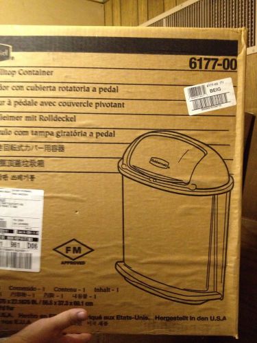 New Rubbermaid 14.5 Gallon Roll Top Beige Trash Can With Lid