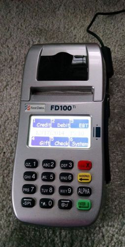 First Data FD-100Ti Credit Card Terminal Reader, powers on!
