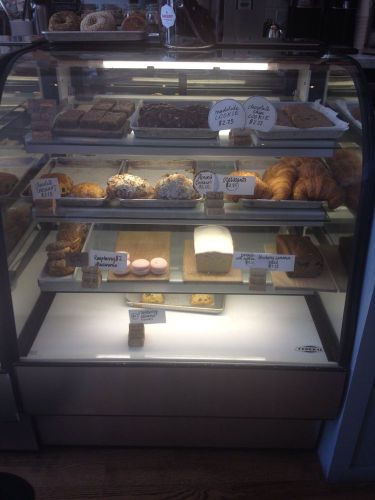 Bakery room temperature display case