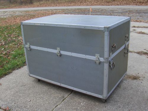 LARGE MOBILE TRADE SHOW TRAVEL SHIPPING CASE / CRATE / CONTAINER / BOX / TRUNK