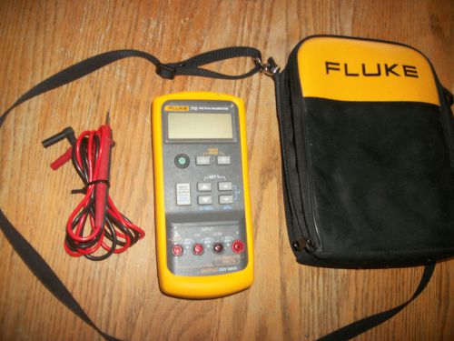 FLUKE 715 VOLT / mA CALIBRATOR WITH LEADS-CASE PROTECTIVE PLASTIC ON READ-OUT