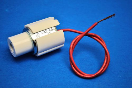 Leviton # 452 Fluorescent Lampholder Slimline Single Pin, Plunger End 660W 1000V