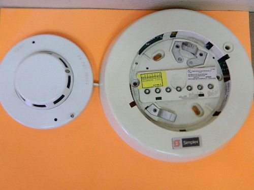 SIMPLEX 2098-9201 WITH 2098-9652 BASE FIRE ALARM ADDRESSABLE SMOKE DETECTOR