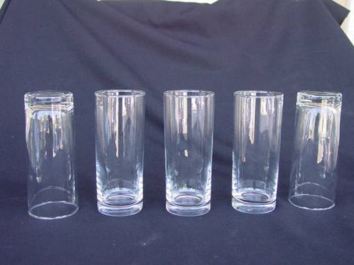25 Libbey 11 oz. Straight Sided Zombie Glasses in a Vollrath 57712-11 rack
