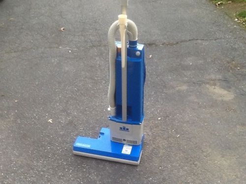 Windsor versamatic vs18 vacuum upright real nice cond. for sale