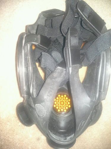 Msa advantage 1000 gas mask with (2) filters and carry case never used med size for sale