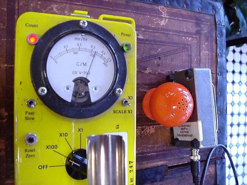 Hot Radioactive Red Salt Shaker Fiesta Atomic Geiger Check Source 22 KCPM+ HLC