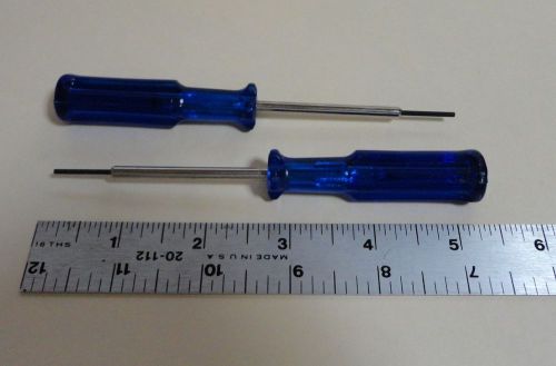 2 Screwdrivers for industrial cover stitch sewing machines to change the needle