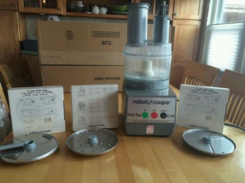 ROBOT COUPE R100 PLUS COMMERCIAL FOOD PROCESSOR  WITH EXTRA ATTACHMENTS MUST SEE