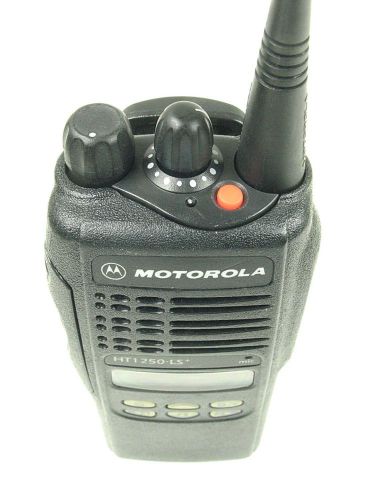 Motorola HT1250LS+ UHF 450-512 4W 16Ch 2-Way Radio, portable radio.  -working -
