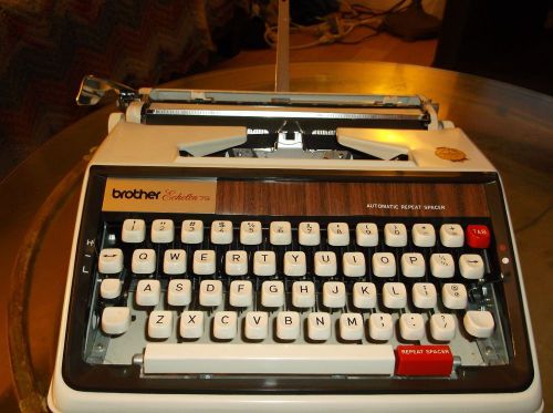 BROTHER ECHELON #79 MANUAL PORTABLE TYPEWRITER MINT CONDITION WITH CARRYING CS