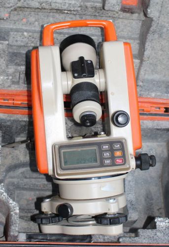 USED LEICA MODEL T100 THEODOLITE WITH DIGITAL DISPLAY &amp; CASE