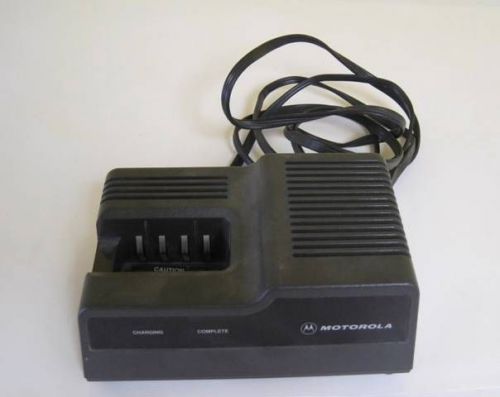 Motorola Model NTN4633C Two Way Radio Battery Charger for P200 HT600 MT1000 Used