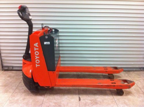 TOYOTA 4500 lb ELECTRIC PALLET JACK  WITH ONLY 55 HOURS OF OPERATION!!