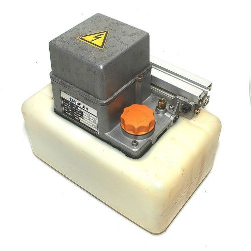 LCB 4 3100 Showa 0780574 3-6407 Oil / Hydraulic pump with plastic reservoir 6L
