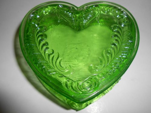 Vaseline glass heart pattern powder jewelry box dresser tray holder ring uranium