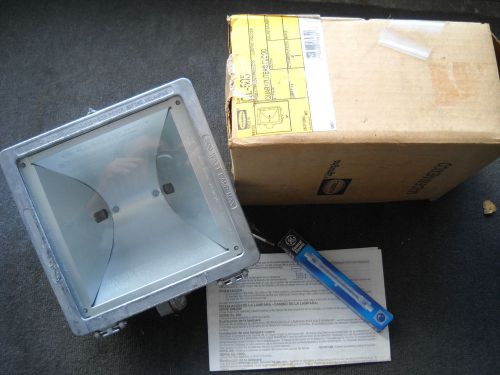 Hubbell ql505 quartzliter flood light with bulb 120v 500w new condition in box for sale