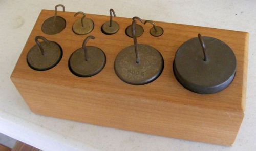9-Pc Set of Brass Weights 10 g to 1000 g, hooks on both ends, wood storage block