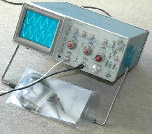 Tektronix 2215 60mhz two channel oscilloscope, two probes, power cord, great! for sale