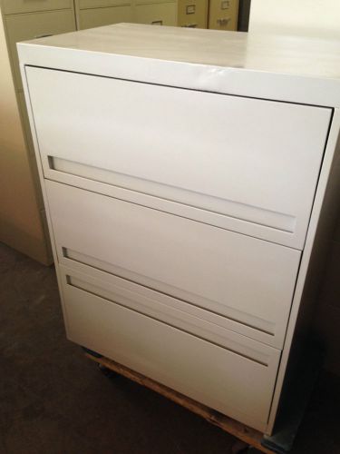 *** 3DR LATERAL SIZE FILE CABINET 30&#034;W in LIGHT GRAY COLOR *** PICK UP ONLY ***