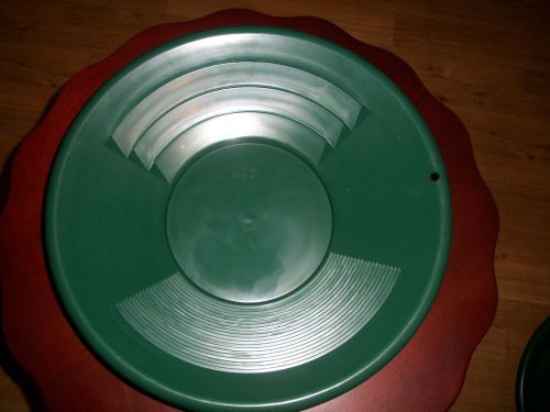 LOOK 14&#034; GREEN HEAVY DUTY PLASTIC GOLD PANNING PAN WITH DOUBLE RIFFLES GREAT PAN