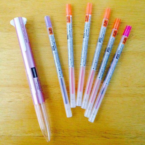 PINK uni-ball Signo Style+Fit 5 Color Pen Holder + 6 of 0.28mm refills