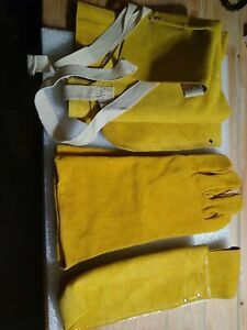CHICAGO ELECTRIC 94128 - Welder&#039;s Leather Combo Set Apron - Gloves - Rod Holder