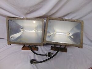 Pair of Crouse-Hinds Quartz Beam 500 Flood lights 11&#034; x 8&#034; USA 4779 Works 500W