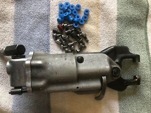 NICE AMERICAN PNEUMATIC TOOL CO. RIVET ALLIGATOR SQUEEZER WITH ASSORTED SETS.