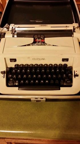 Vintage ROYAL 890 Manual Typewriter w Original Hard Case Made in USA