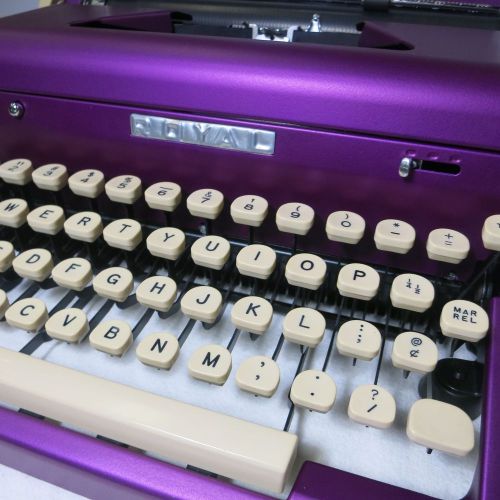 ROYAL QUIET   DE LUXE  TYPEWRITER PURPLE