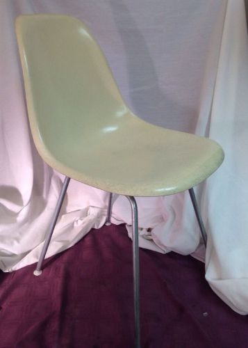 VINTAGE Herman Miller Molded Fiberglass Mid-Century Modern White Chair